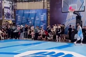 中国球迷单挑拉塞尔 耍出一招麦迪式背运+撤步超远三分引爆全场